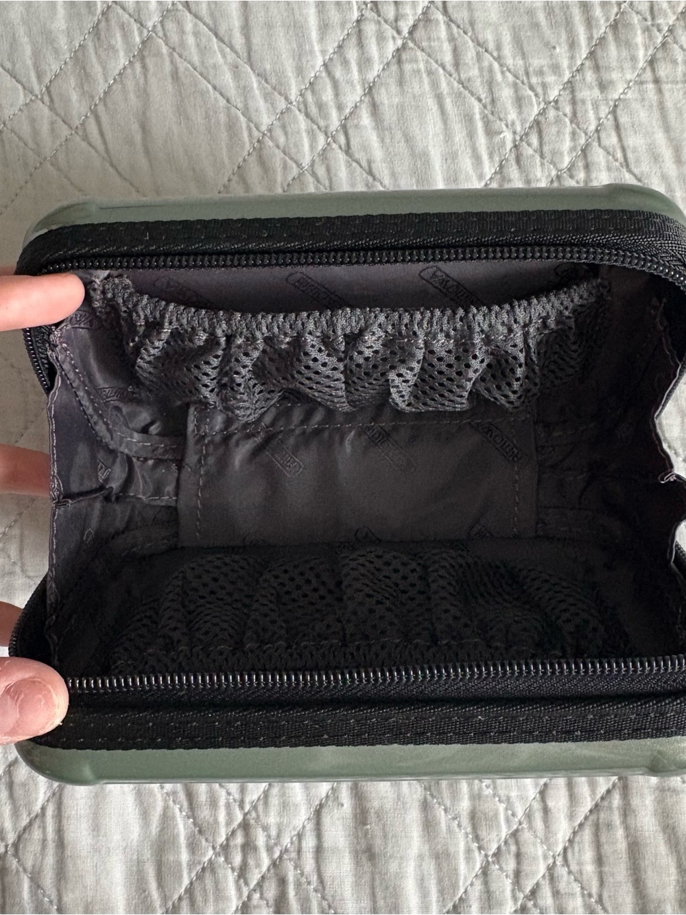 RIMOWA Green Ribbed Hard Shell Toiletries Case - Picture 8 of 9